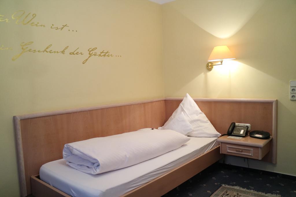 Hotel Restaurant Paradeismuehle Клингерберг на Майн Стая снимка