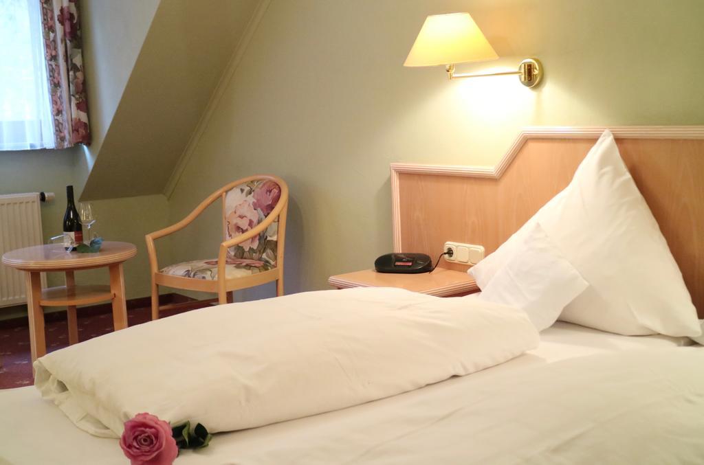 Hotel Restaurant Paradeismuehle Клингерберг на Майн Екстериор снимка